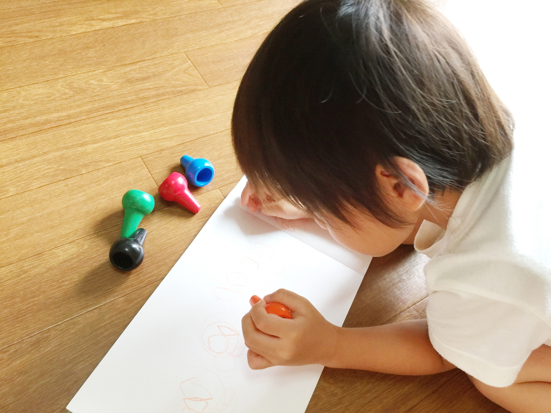 おえかきをする子